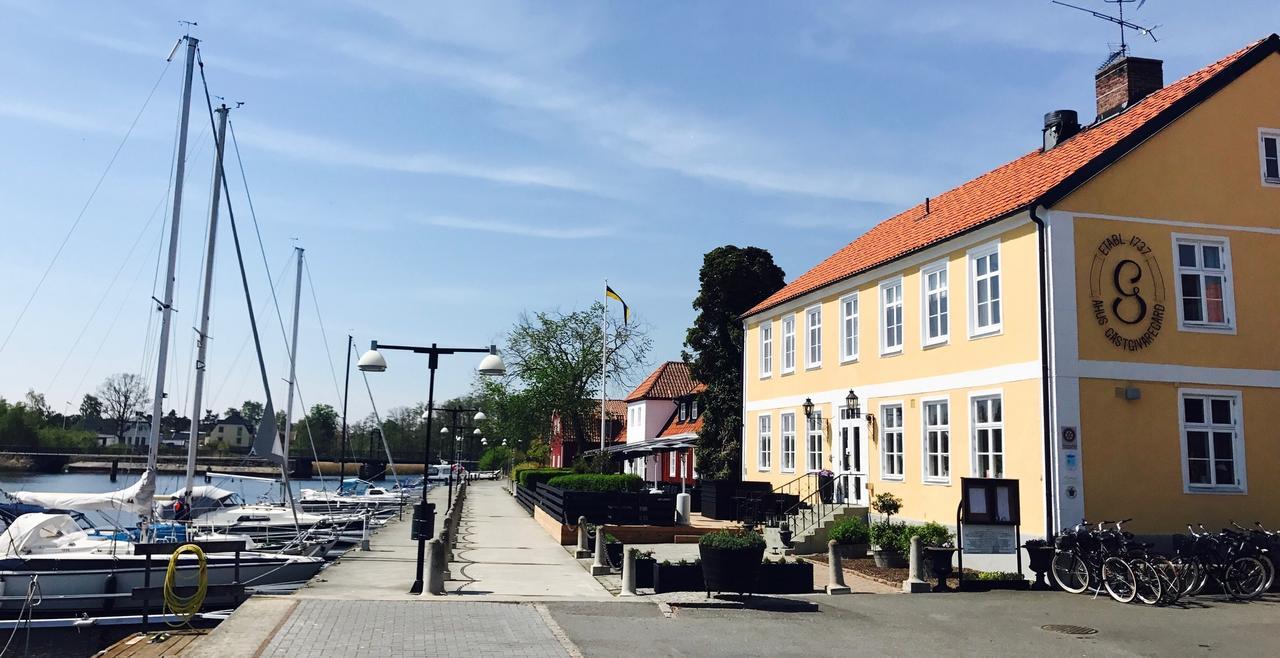 Ahus Gaestgivaregard Bagian luar foto
